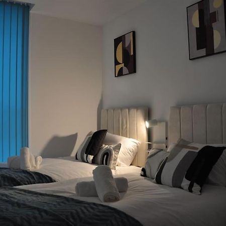 Stunning 2 Bedroom Apt Милтън Кейнс Екстериор снимка